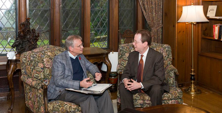 Congressman Earl Blumenauer BA '70, JD '76, talks with President Barry Glassner in Lewis & Clark's Manor House.