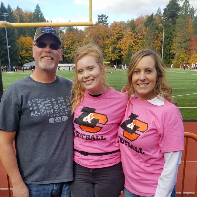 Annika Clunk BA '20 with her parents at Homecoming and Family Weekend.