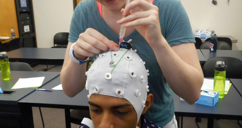 Professor Todd Watson introduces students to the neuroscience program at Lewis & Clark.